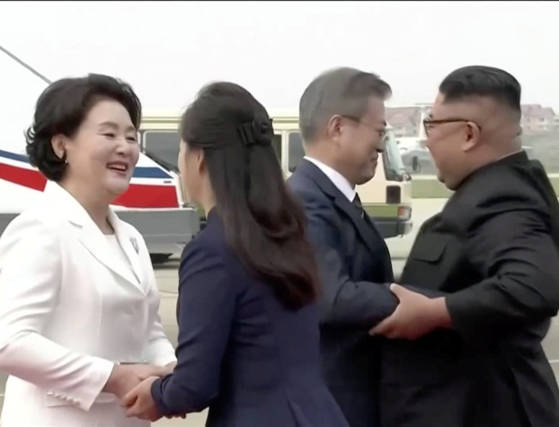 18.set.18 - Kim Jong-un e sua esposa, Ri Sol-ju, recebem o presidente sul-coreano, Moon Jae-in, e a primeira-dama, Kim Jung-sook - KBS/Reuters