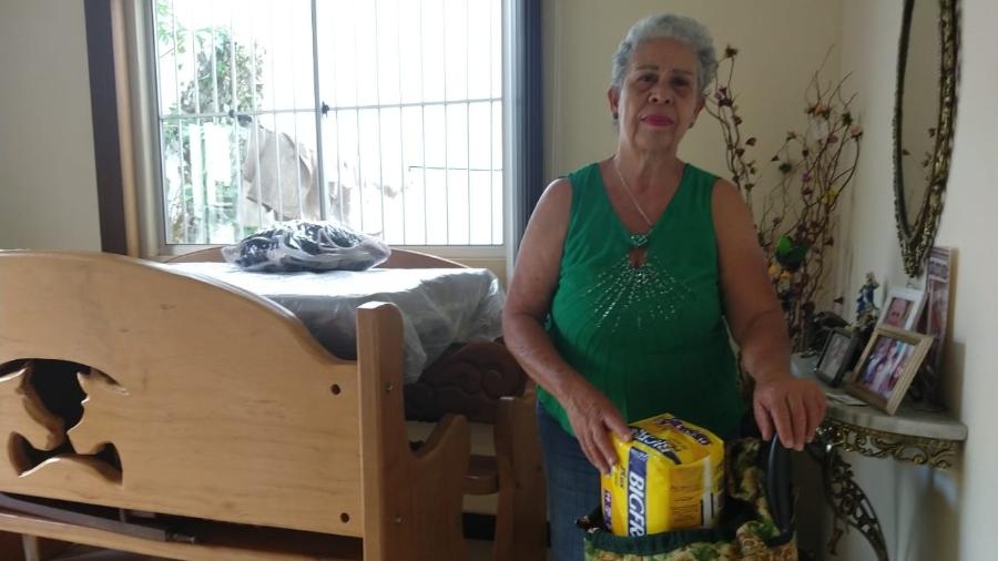 Vanda Lúcia Guimarães, com mala e a fralda do marido Francisco preparadas se precisar sair de casa numa emergência em Barão de Cocais (MG) - Luciana Quierati/UOL