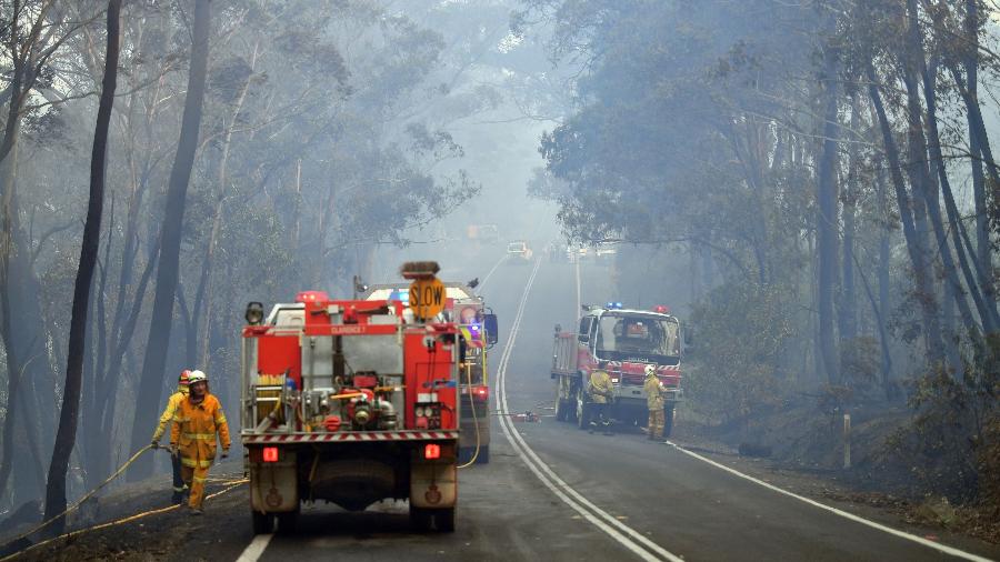 18.dez.2019 - Bombeiros trabalham para apagar incêndio em Dargan, a 120 quilômetros de Sydney, na Austrália - Saeed Khan/AFP