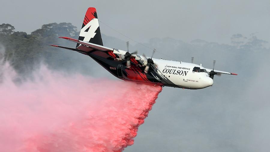 Foto tirada em 10 de janeiro mostra avião Hércules C-130 em operação durante incêndio florestal em Nova Gales do Sul, na Austrália - Saeed Khan/AFP