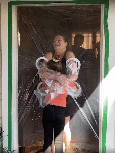 Paige abraça sua avó após montar cortina de plástico - Reprodução/Facebook