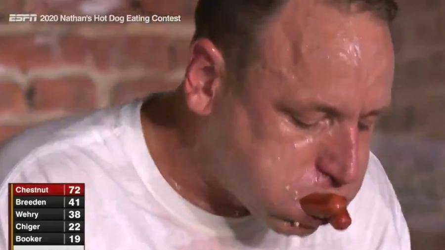 Joey Chestnut comeu 75 cachorros-quentes em 10 minutos - Reprodução/ESPN