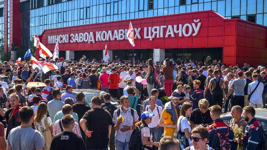 Apoiadores da oposição se reúnem em frente à fábrica MZKT, em Belarus, durante um comício em Minsk - Sergei GAPON / AFP