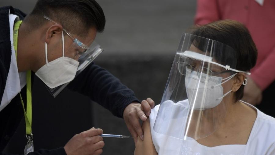 No México, enfermeira de 59 anos foi a primeira a receber a vacina contra covid-19 na América Latina - PEDRO PARDO/AFP