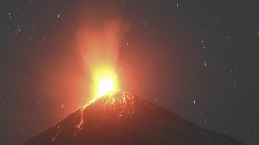 O vulcão de Fuego é visto em atividade em Alotenango, na Guatemala, em fevereiro deste ano  - 14.fev.2021 - Johan Ordonez/AFP