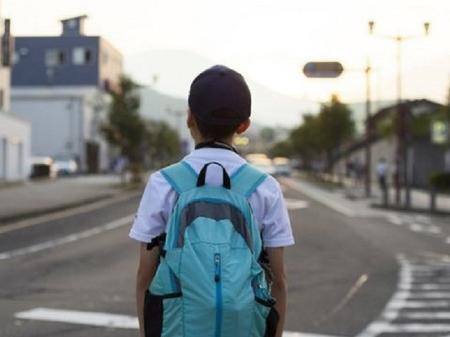suéter azul marino escolar