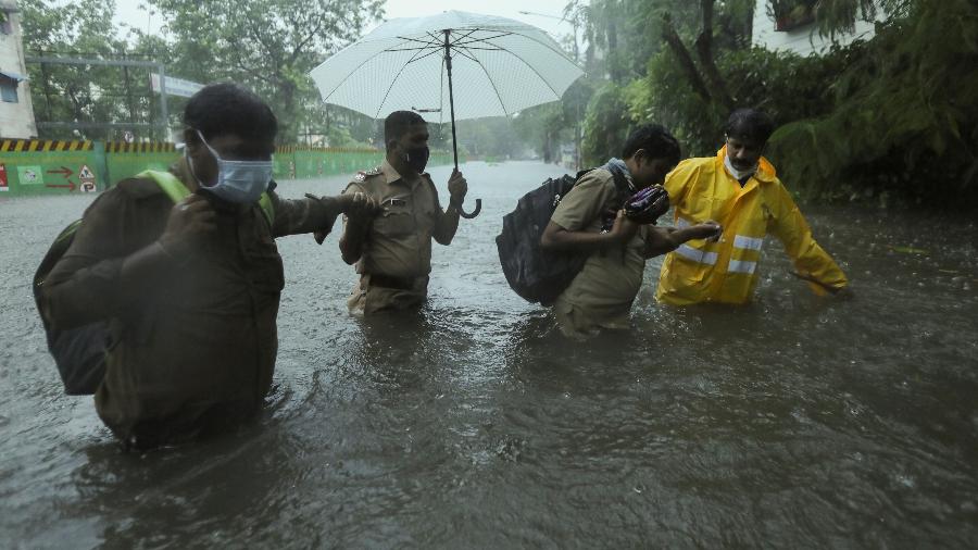 17.mai.2021 - Equipes de resgate ajudam moradores a evacuarem suas casas após fortes chuvas provocadas pela passagem do ciclone em Mumbai, na Índia - REUTERS/Francis Mascarenhas 