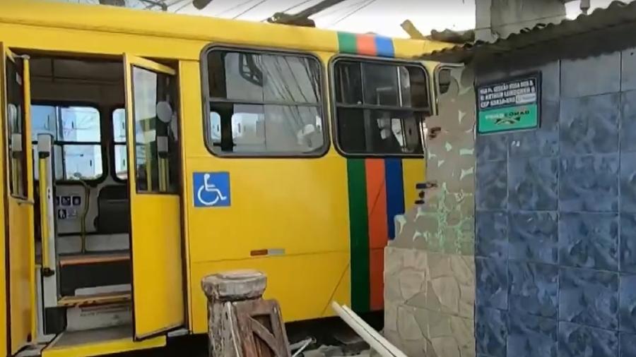 Ônibus entrou dentro de residência em Paulista, no Grande Recife - Reprodução/TV Globo