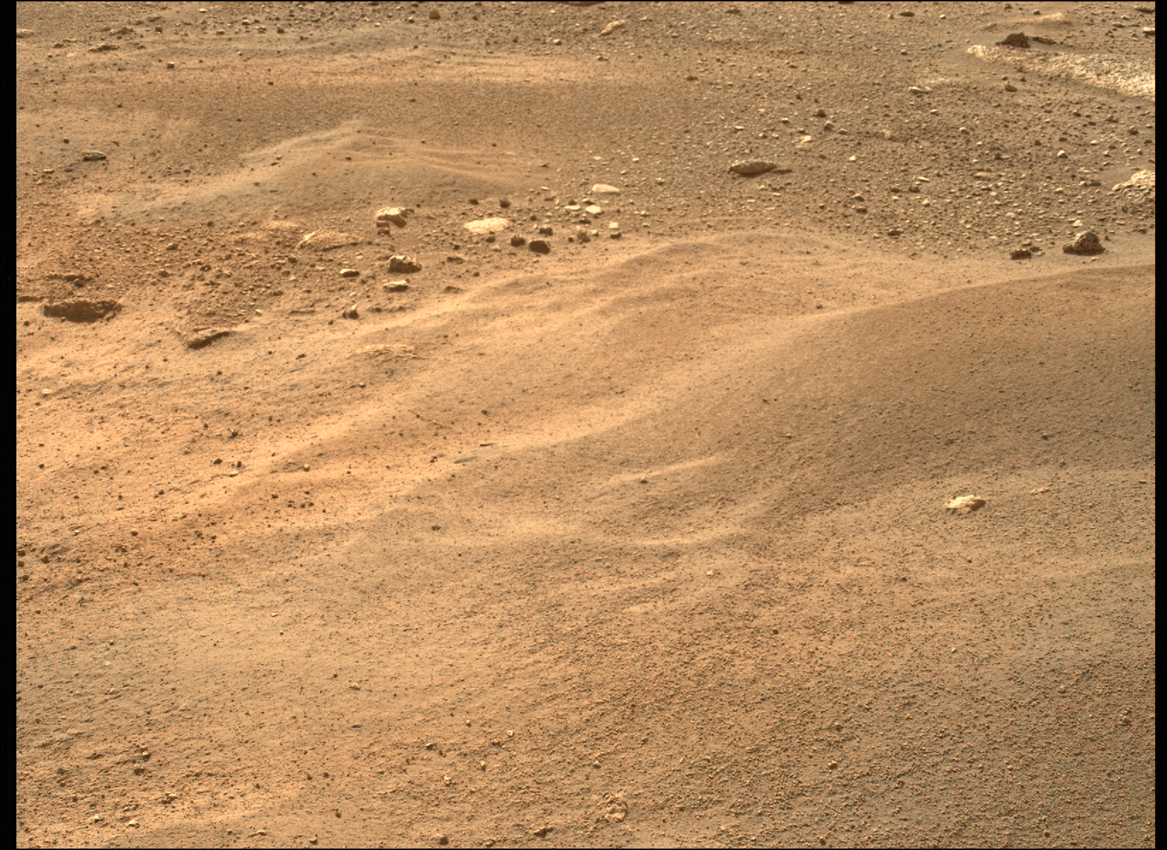 Imagem feita no dia 20 de fevereiro pelo rover Perseverance. Ela foi feita com a câmera Mastcam-Z, que fica localizada na parte de cima do equipamento. As Mastcams-Z servem para tirar fotos coloridas e 3D da superfície de Marte - Nasa/JPL-Caltech/ASU