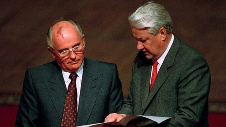 Mikhail Gorbachev, o último líder da União Soviética, ao lado do ex-presidente russo Boris Yeltsin, o primeiro após o colapso da URSS - Georges Dekeerle/Getty Images