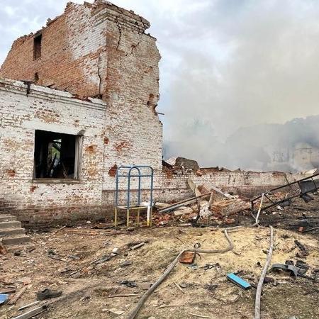 Área de escola atingida em Novhorod-Siversky, cidade no norte da Ucrânia, perto da fronteira com a Rússia - Reprodução/Facebook/StratcomCentreUA