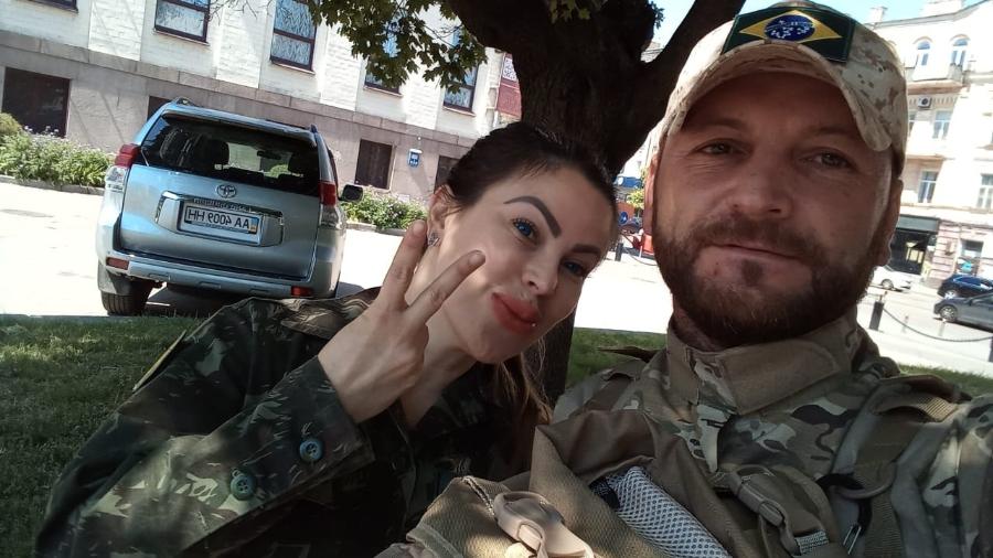 Aliados das tropas ucranianas, os combatentes brasileiros Thalita do Valle e Douglas Búrigo - Arquivo pessoal