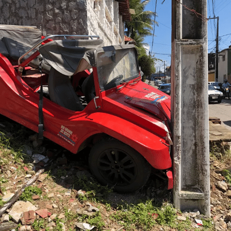 Buggy com turistas bate em poste e passageiro é arremessado para fora do veículo em Natal (RN) - Vinicius Marinho/Inter TV Cabugi