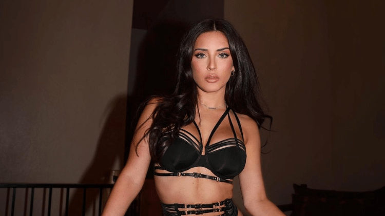 Suposta amante de Adam Levine é sucesso no OnlyFans e leiloa lingerie