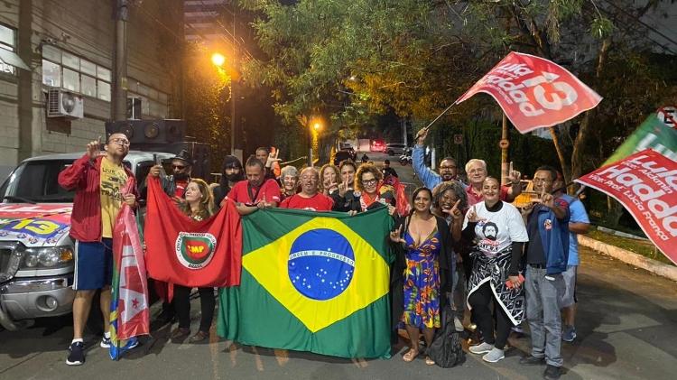 16.out.2022 - Eleitores do Lula (PT) se mobilizam em frente à TV Bandeiras em dia de debate - Herculano Barreto Filho/UOL - Herculano Barreto Filho/UOL