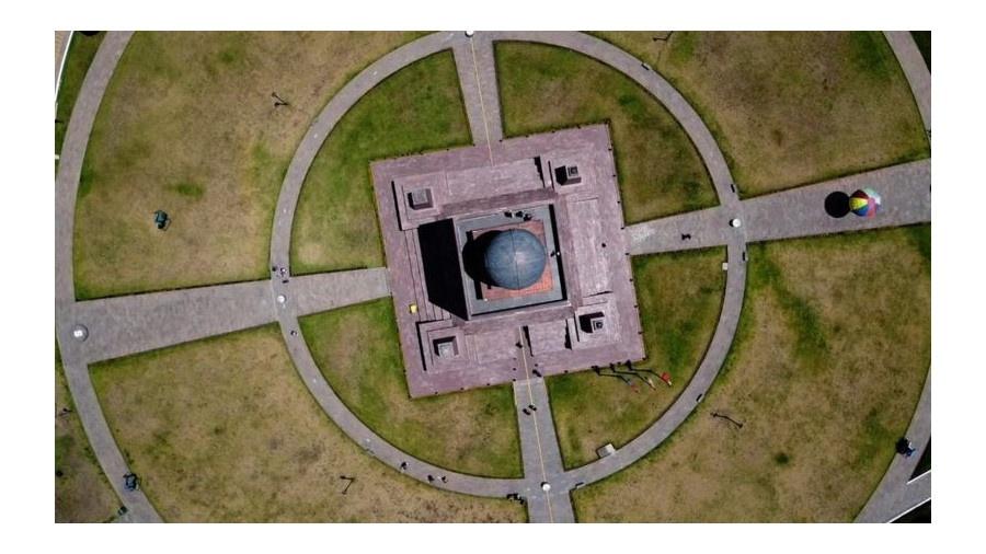 O monumento do centro do mundo no Equador, visto a partir de cima - BBC