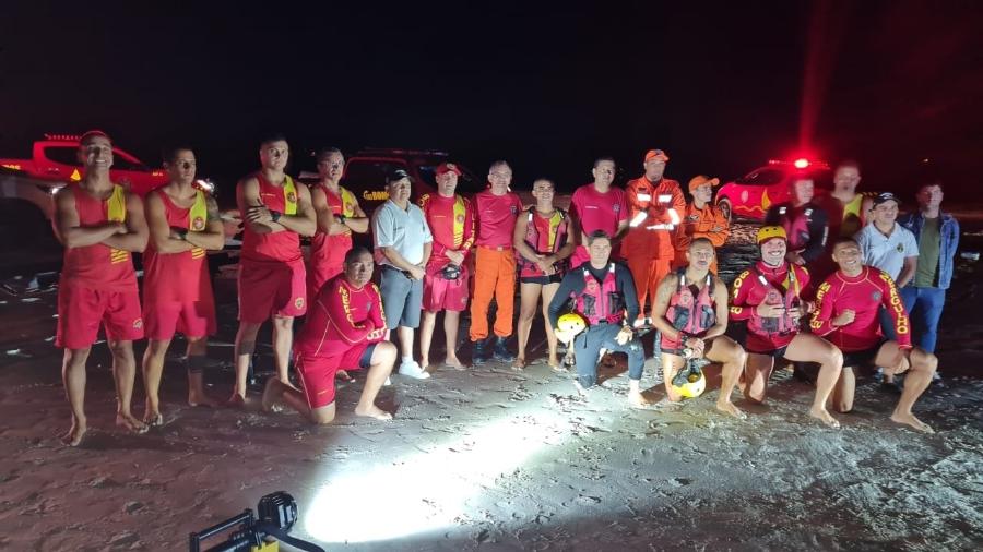 Quando chegou à costa, sargento já era procurado por equipe de resgate, que contava com guarda-vidas e mergulhadores - Corpo de Bombeiros do Ceará/Divulgação