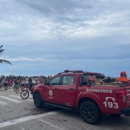 População acompanha buscas do Corpo de Bombeiros por adolescente afogado na Praia do Forte, em Cabo Frio - Reprodução/ Facebook