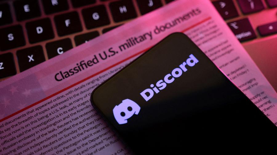 Uma representação de documentos militares classificados dos EUA e o logo do Discord - Dado Ruvic/Reuters