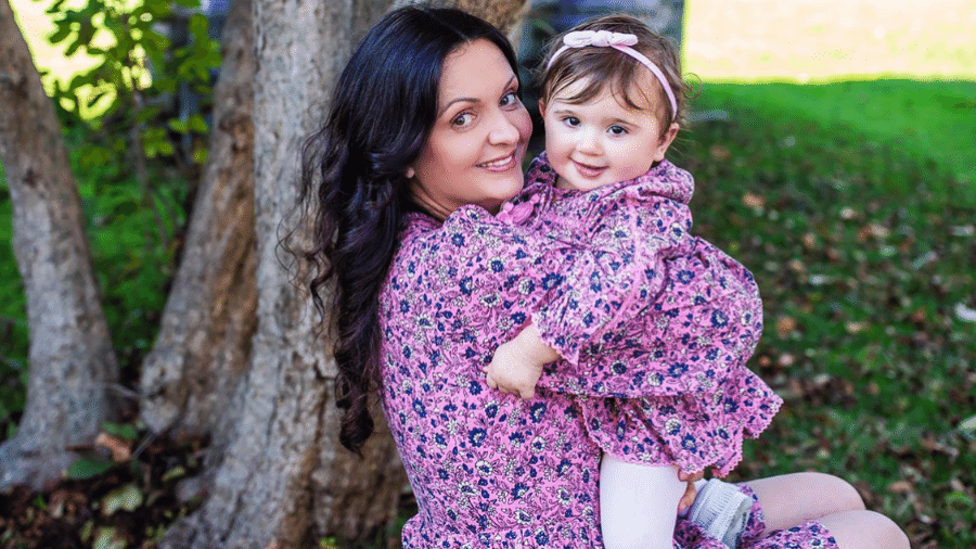 Adina Azarian com a filha; ambas morreram em acidente aéreo nos EUA - Reprodução/redes sociais