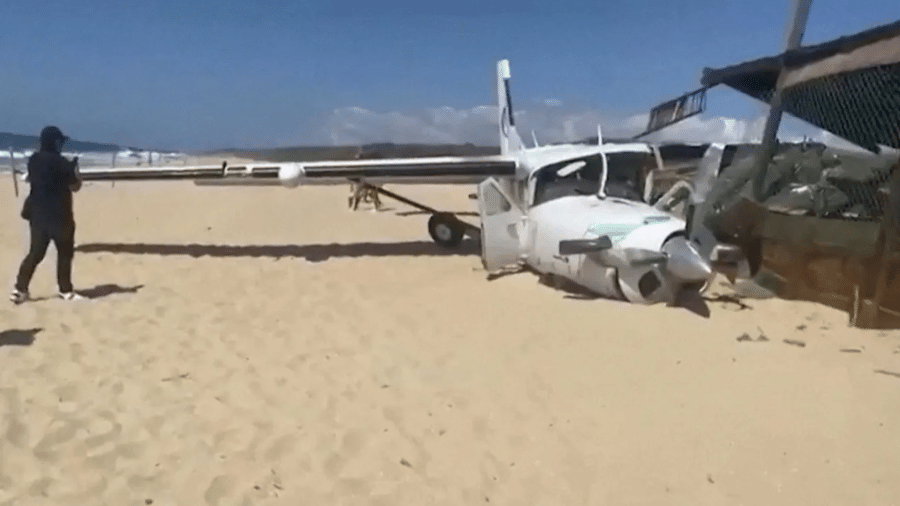 Avião nas areias de uma praia em Puerto Escondido, no México
