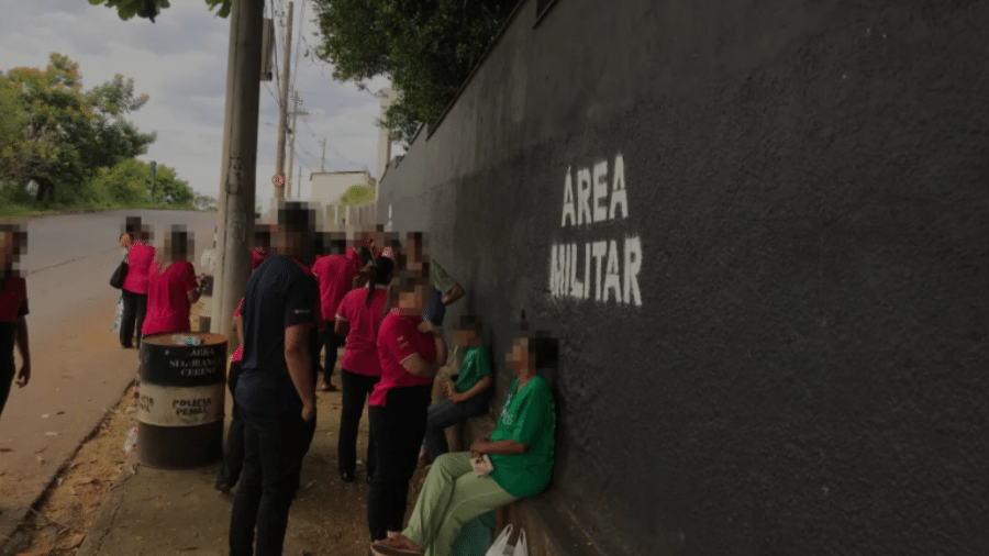Familiares, incluindo crianças, visitam parentes detidos no Centro de Remanejamento Gameleira, presídio que aloja homens à espera de julgamento em Belo Horizonte