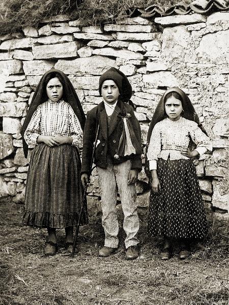 Lúcia com os seus primos Francisco e Jacinta, conhecidos como "Pastorinhos de Fátima", em 1917