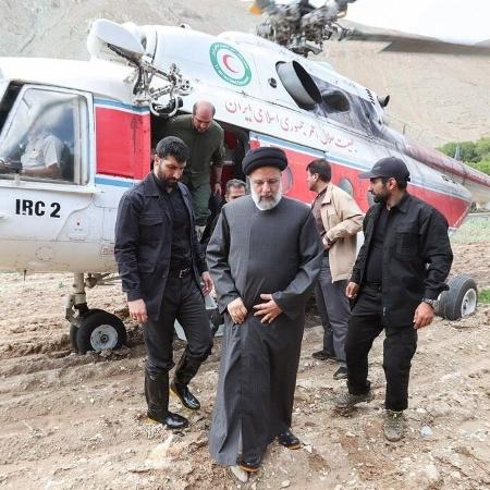 Agência estatal IRNA publicou foto de Ebrahim Raisi, presidente do Irã, diante de aeronave presidencial, mas não detalhou se registro ocorreu antes ou depois do incidente