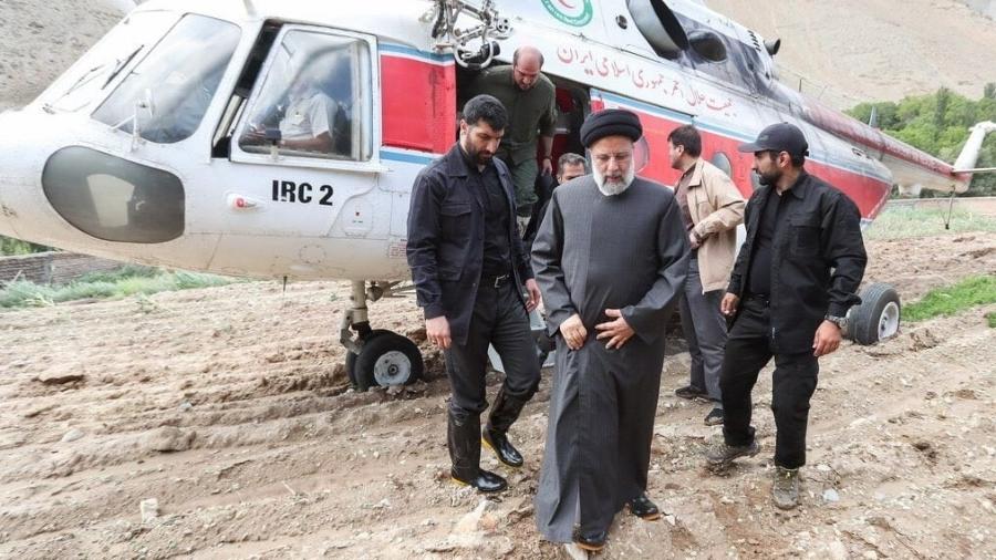 Foto mostra o presidente iraniano Ebrahim Raisi diante de aeronave presidencial em data não informada