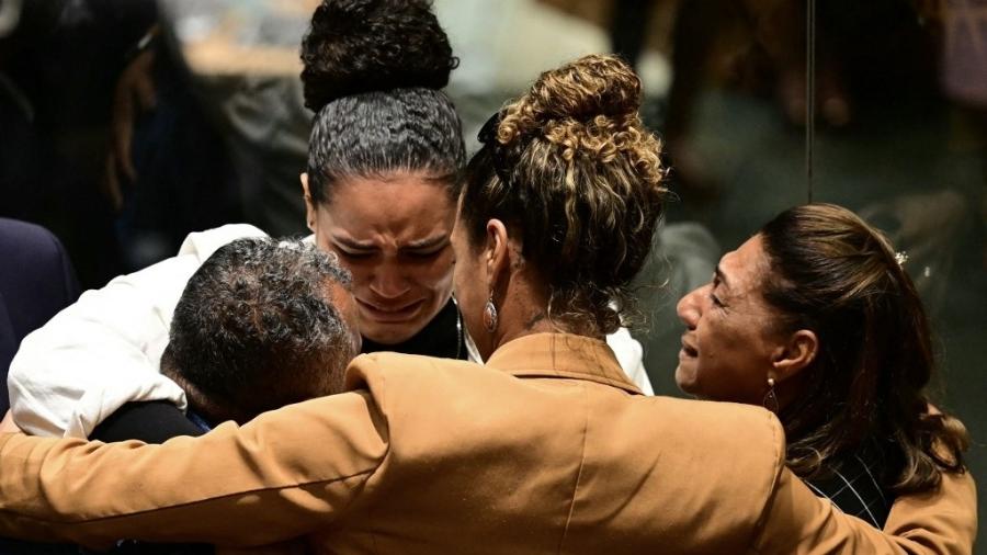 O pai, a mãe, a filha e a irmã de Marielle Franco, a ministra Anielle Franco, no final do julgamento