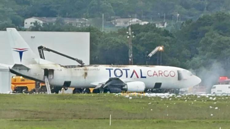 Segundo o Corpo de Bombeiros, o avião cargueiro sofreu perda total