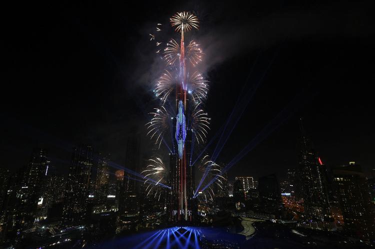 Queima de fogos no Burj Khalifa, durante a comemoração de Ano-Novo em Dubai