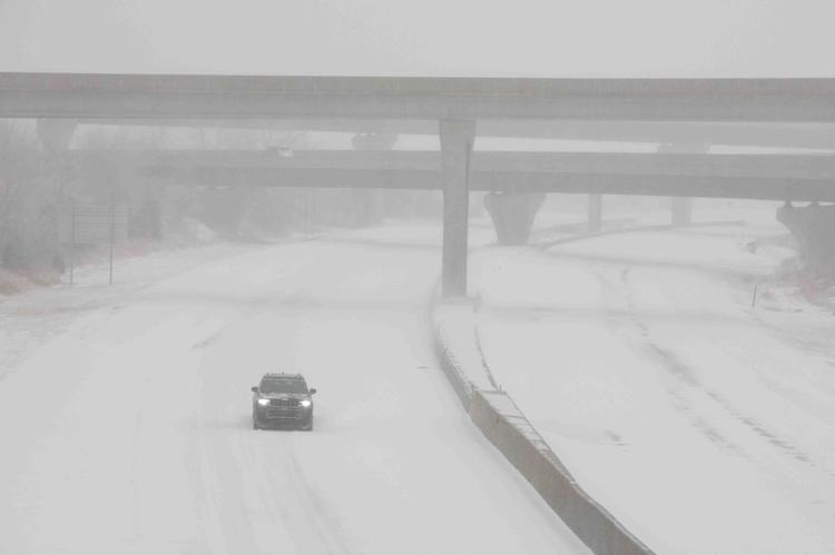 Veículo trafega em pista tomada pela neve no Kansas