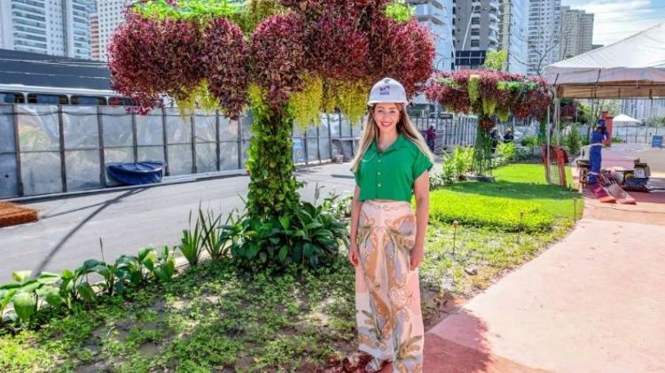 Arquiteta Naira Carvalho, da Seop com árvore feita com estrutura de metal reciclado ao fundo Arquiteta Naira Carvalho, da Seop com árvore feita com estrutura de metal reciclado ao fundo