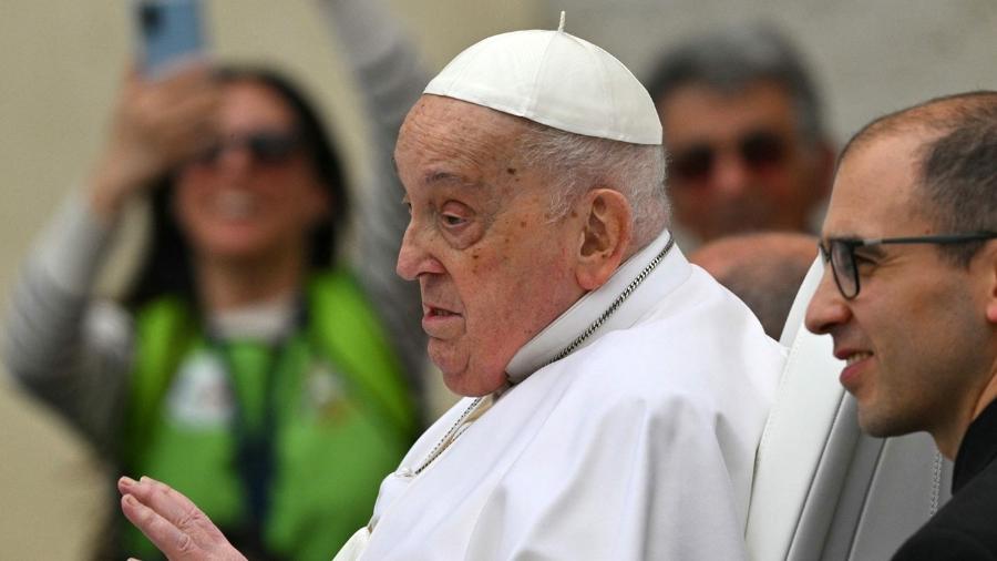 Papa Francisco fala com multidão de dentro do Papamóvel após missa de Páscoa Papa Francisco fala com multidão de dentro do Papamóvel após missa de Páscoa