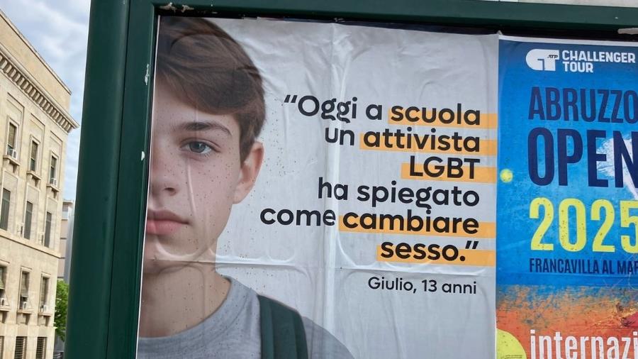 'Hoje na escola um ativista LGBT explicou como mudar de sexo', diz cartaz na Itália 'Hoje na escola um ativista LGBT explicou como mudar de sexo', diz cartaz na Itália