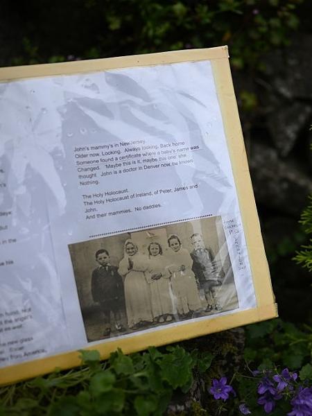 O Jardim da Memória ocupa hoje o local onde funcionou, por décadas, o lar Bon Secours para mães e bebês. A instituição abrigava mulheres solteiras e seus filhos, que muitas vezes eram separados à força O Jardim da Memória ocupa hoje o local onde funcionou, por décadas, o lar Bon Secours para mães e bebês. A instituição abrigava mulheres solteiras e seus filhos, que muitas vezes eram separados à força
