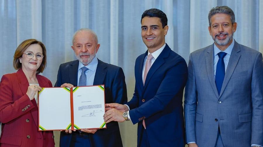 O presidente Lula (PT) anuncia Marluce Caldas para o STJ junto ao prefeito de Maceio, JHC (PL), e o deputado Arthur Lira (PP-AL) O presidente Lula (PT) anuncia Marluce Caldas para o STJ junto ao prefeito de Maceio, JHC (PL), e o deputado Arthur Lira (PP-AL)
