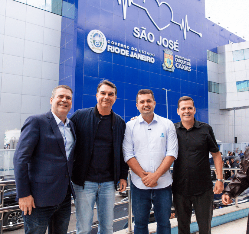 Da esq. para a dir.: o deputado estadual do Rio Rosenverg Reis (MDB), o senador Flávio Bolsonaro (PL-RJ), o prefeito de Duque de Caxias (RJ), Netinho Reis (MDB), e o deputado federal Gutemberg Reis (MDB-RJ) - undefined