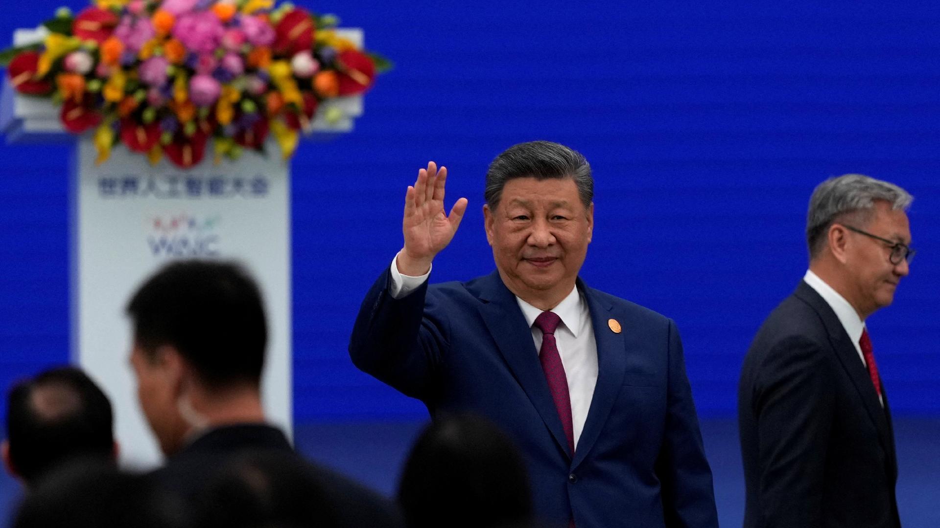 FOTO DE ARQUIVO: O presidente chinês Xi Jinping acena ao chegar à cerimônia de abertura da Conferência Mundial de IA em Xangai, China, em 17 de julho de 2026. Ng Han Guan/Pool via REUTERS/File Photo - undefined