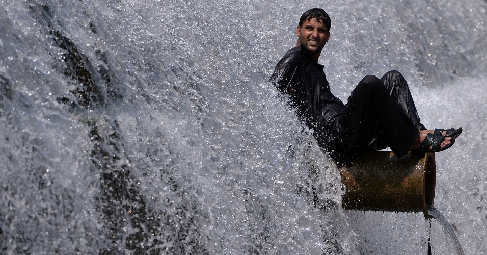 22.jun.2015 - Paquistanês se refresca em um rio durante uma onda de calor nos arredores de Islamabad