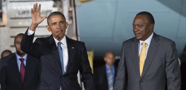 Ao lado do presidente queniano, Obama acena ao chegar no aeroporto de Nairóbi