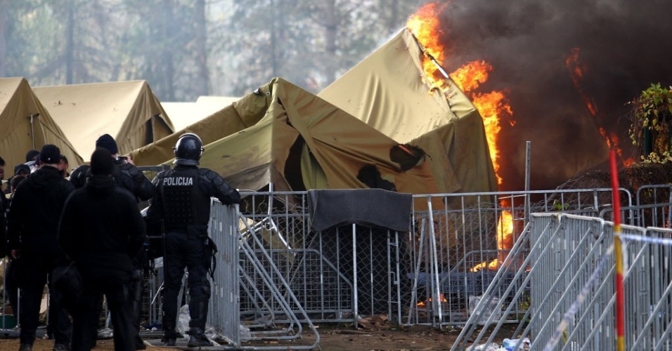 21.out.2015 - Um acampamento de refugiados pegou fogo na Eslovênia nesta quarta (21), na cidade de Brezice, perto da fronteira com a Croácia