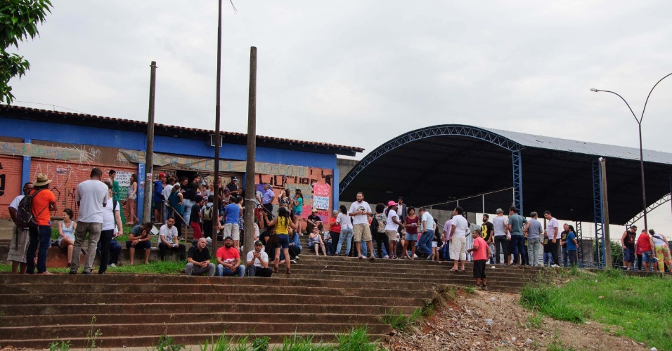 13.nov.2015 - Escola Estadual Salvador Allende, localizada na zona leste de São Paulo (SP), permanece ocupada por estudantes. Eles são contra a reorganização da rede pública de ensino