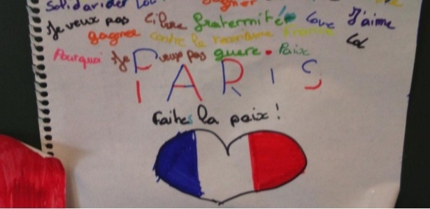 18.nov.2015 - Alunos de escolas primárias francesas expressam, por meio de desenhos, seus sentimentos sobre os atentados a Paris, ocorridos no último dia 13 de novembro. Os desenhos estão sendo divulgados nas redes sociais com a hashtag #ecolepourpaix.