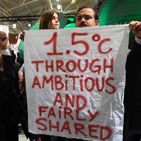 10.dez.2015 - Membros de uma ONG protestam durante a COP-21, em Paris, na França. Ativistas defendem acordo que busque aumento de temperatura limitado a 1,5º C, número que precisa de medidas drásticas de redução de carbono para ser alcançado - Dominique Faget/AFP