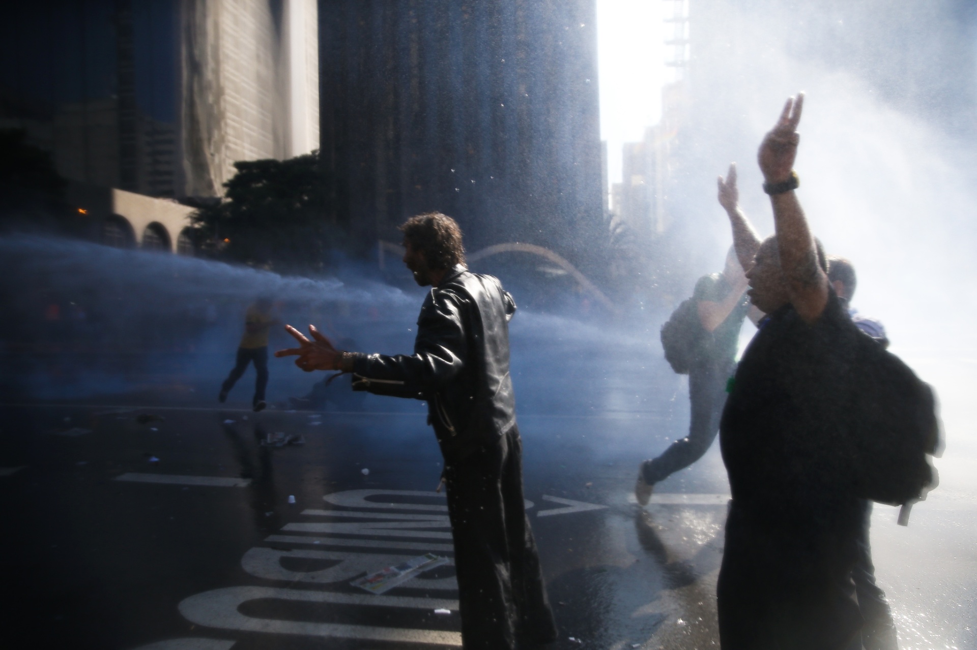 18.mar.2016 - Manifestante que acampava na avenida Paulista resiste ao jato de água jogado pela Tropa de Choque da Polícia Militar para liberar a via. Um ato pró-governo está marcado para às 16h e a polícia tenta evitar conflitos na região central de São Paulo - Zanone Fraissat/Folhapress