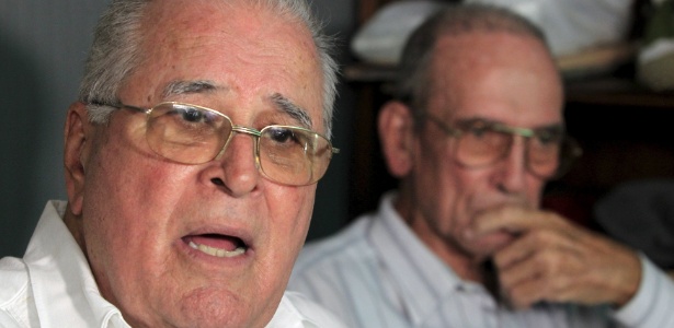 O dissidente cubano Elizardo Sanchez (esquerda) foi detido antes da chegada do presidente Barack Obama - Reuters