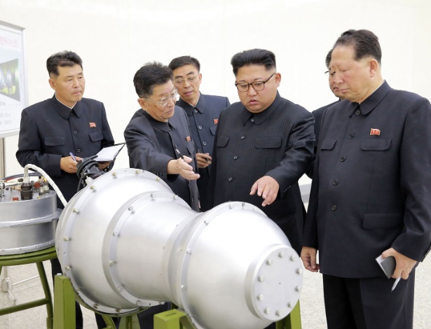 3.set.2017 - Kim Jong-un inspeciona material de metal que pode ser parte do arsenal do regime da Coreia do Norte - AFP PHOTO / KCNA VIA KNS / STR