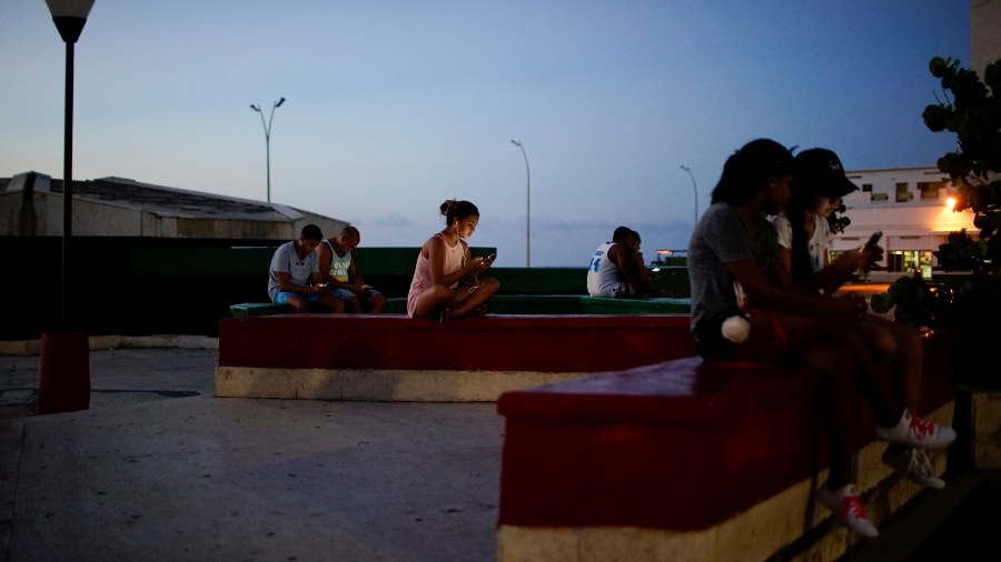 Imagem ilustrativa: Jovens conectam-se à internet em uma praça de Havana - Alexandre Meneghini/Reuters